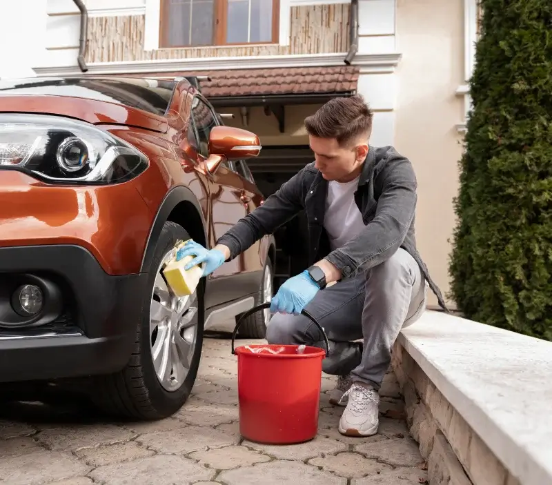 Lavage auto à domicile Montjoie-en-Couserans : professionnel intervenant sur un véhicule